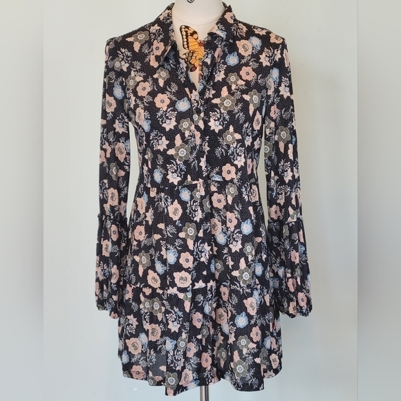 Style & Co. Tops - STYLE & CO long sleeved button down shirt. Long lenth Size is Medium.